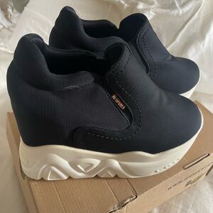 New Women’s  Black Slip-On LBU Sports Platform Sneakers, size 38 (US 7)